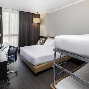 Family Room with Queen Bed - Non-Smoking