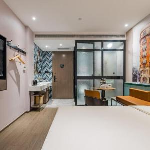 Light Double Room without Window