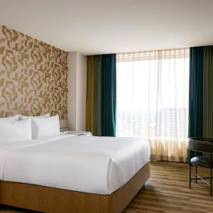 1 Bedroom Larger Suite, 1 King, High floor