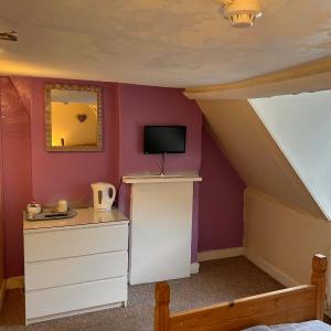 Single Room with Shared Bathroom