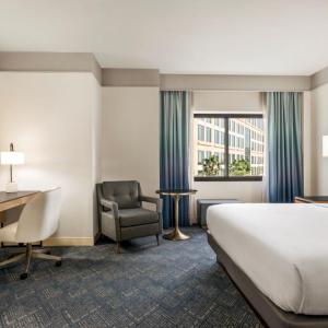 King Room with Bath Tub - Mobility Accessible