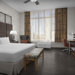 King Room with Roll-In Shower - Mobility and Hearing Access/Non-Smoking