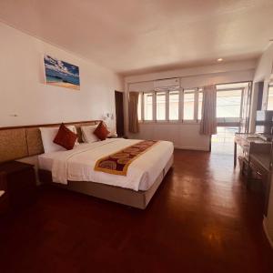 Single Room with Pool View