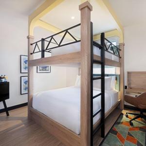 One-Bedroom Suite with Queen Bed and Bunk Bed - Mobility Accessible
