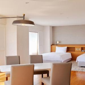 One-Bedroom Suite with Two Single Beds and Bay View - Corner