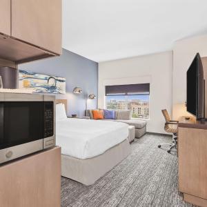 Den King Room with Roll-in Shower - Disability Access