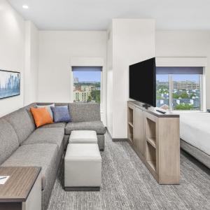 King Studio Suite with Kitchen and Roll-In Shower - Disability Access