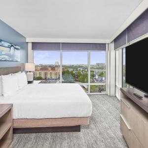 One-Bedroom King Suite with Panoramic View