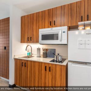 2 Queen Bed Non-Smoking Studio w/ Kitchen