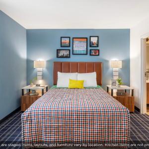 1 Queen Bed Non-Smoking Studio w/ Kitchen