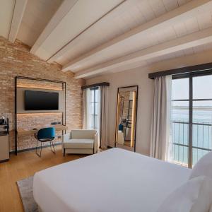Family Room XL