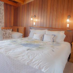 Two-Bedroom Chalet with Spa Bath
