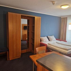 One-Bedroom Twin Suite with Two Twin Beds and Kitchen