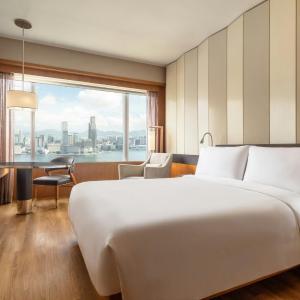 Queen Room with Victoria Harbor View