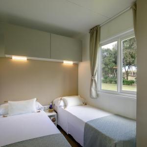 Mobile Home with Disabled Access Pool Area