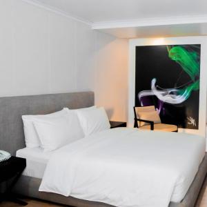 Superior Queen Room with window