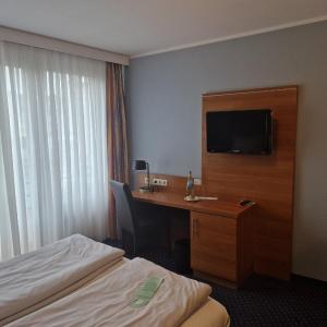 One-Bedroom Twin Suite with Lounge Access