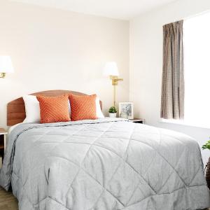 Traditional - 1 Full Bed Accessible Studio w/ Kitchen