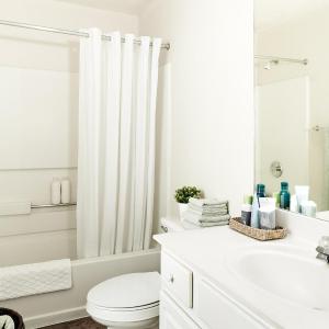Traditional - 1 Queen Bed Studio &amp; Kitchen