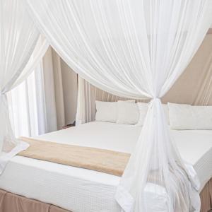 Master Suite (2 Adults + 1 Child)