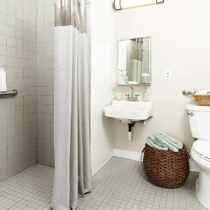 Traditional - 1 Queen Bed Accessible Studio w/ Roll In Shower