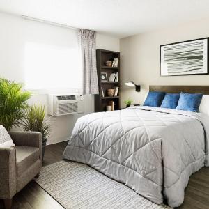 Premium Fully Renovated -1 Queen Bed Accessible w/ Kitchen
