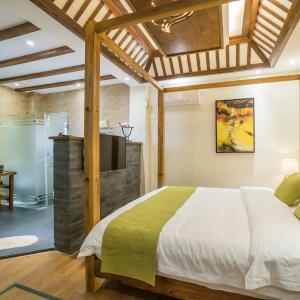 Mountain View King Bed with Balcony