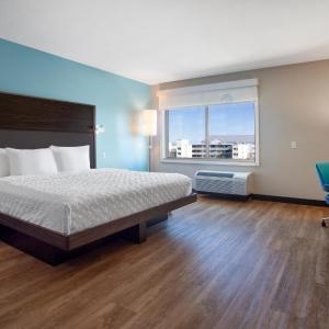 King Room with Bath Tub - Mobility and Hearing Access