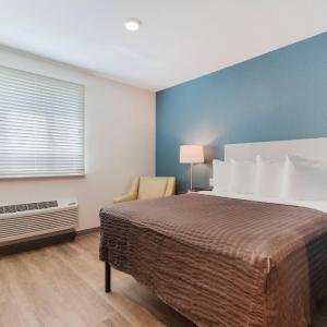 Queen Room  with Roll-In Shower - Disability Access/Non-Smoking