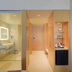 Premier Room 2 Single Beds Ocean View with Premier Lounge Access along with 2 Pieces of Laundry per room per night on non-cumulative basis.
