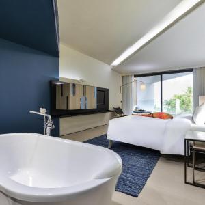 Sea Breeze Room with One King Bed