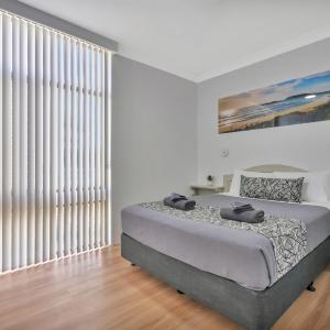 One-Bedroom Apartment with Park View
