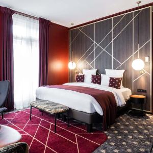 Two-Room King Executive Suite with Sofa Bed and Lounge
