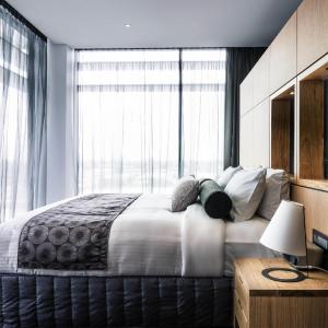 Deluxe Apartment with One King Bed