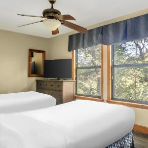 Two-Bedroom Bilevel Townhouse with One King Bed and Two Twin Beds