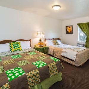 Retro Room with 1 Full Bed & 1 Queen Bed