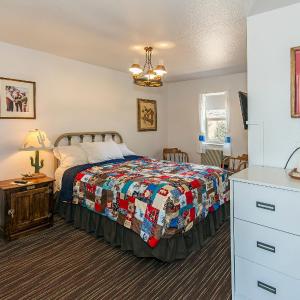 Bonanza Room with One Queen Bed