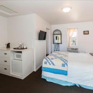 V&T Railroad with 1 Queen Bed, Shower