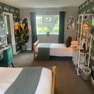 Family Room (2 Adults + 2 Children)