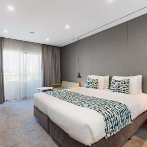 Deluxe Room with One King Bed - City side