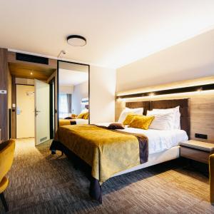 Deluxe Double Room with Balcony and Park View