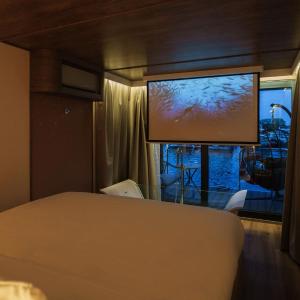 Superior Floating Suite King-Size Bed Spa Bath, Sauna and Rooftop