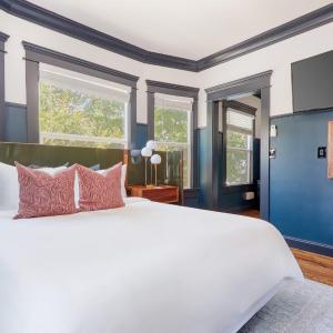 Queen Room (Self Check-in with Virtual Front Desk)