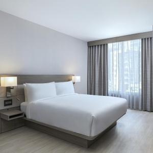 King Suite with City View and Transfer Shower - Mobility Accessible