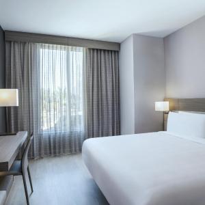 King Room with Roll-in Shower - Mobility Accessible