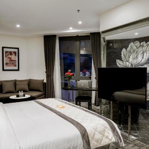 Luxury Suite with Bathtub & City View