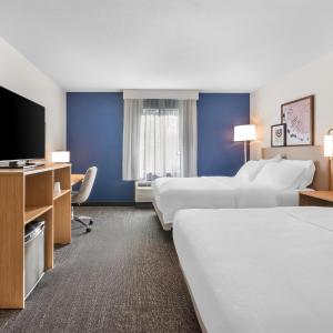 Queen Room with Two Queen Beds and Mobility Accessible Tub