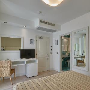 Double or Twin Room with Partial Sea View