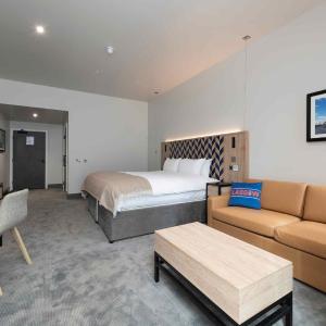 Accessible Suite, 1 Super King Bed, Sofa Bed, Kitchenette