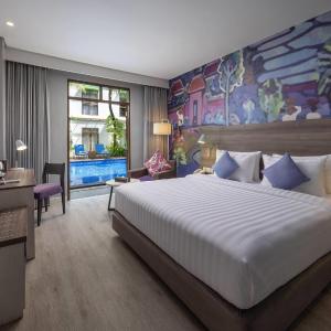 Deluxe King Room with Pool Access